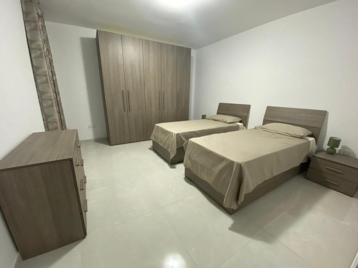 Modern, Spacious, 3 Bedroom Apartment Near Malta International Airport Лука Екстериор снимка
